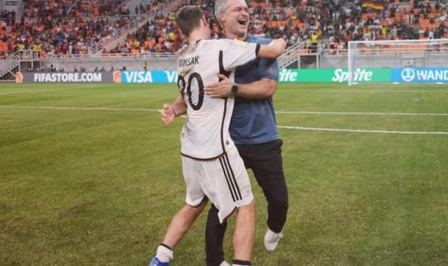 官方入口-技不如人该怎么踢？德国队向德国U17学着点！