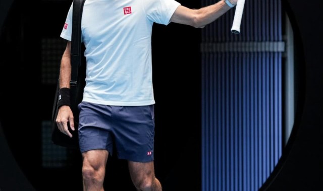 44岁费德勒重返澳网抢七横扫鲁德燃爆球迷，德约化身迷弟现场观战